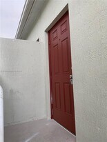 17077 SW 93rd St in Miami, FL - Building Photo