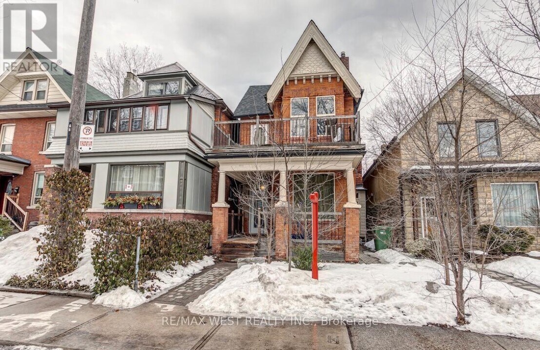 299 Pacific Ave in Toronto, ON - Building Photo