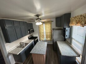 723 W 13th St in Davenport, IA - Building Photo