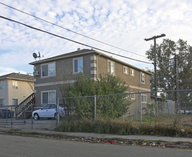 5352 Young St in Sacramento, CA - Foto de edificio - Building Photo