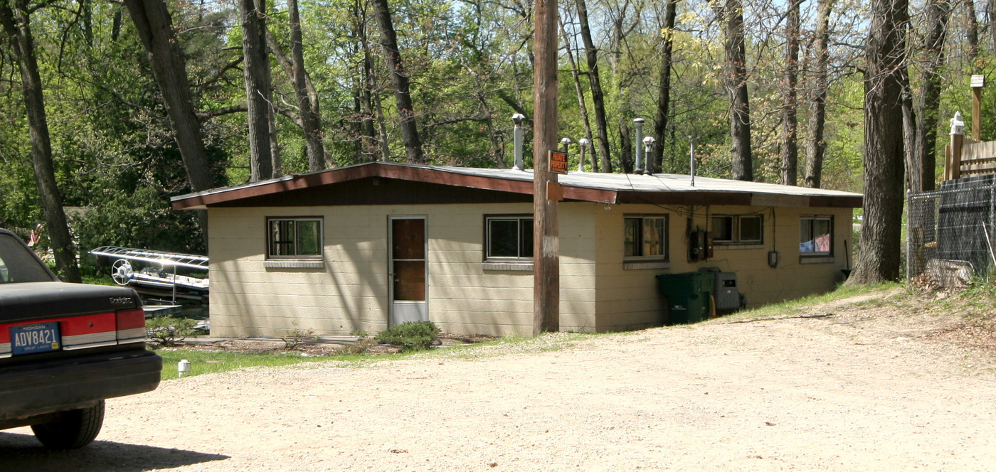 731 Manotic St in Addison Township, MI - Foto de edificio