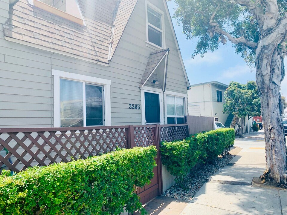 803-807 Jamaica Ct in San Diego, CA - Building Photo