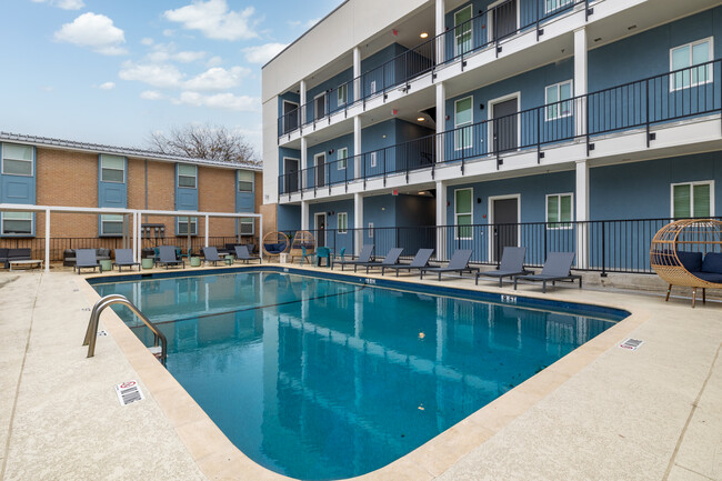 Campus Trailhead Student Apartments in San Marcos, TX - Foto de edificio - Building Photo