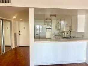 4314 Marina City Dr, Unit 128 in Marina Del Rey, CA - Foto de edificio - Building Photo