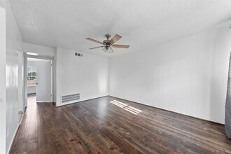 3131 Southwest Fwy in Houston, TX - Building Photo - Building Photo