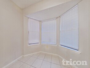 5929 Birchhill Rd in Watauga, TX - Foto de edificio - Building Photo