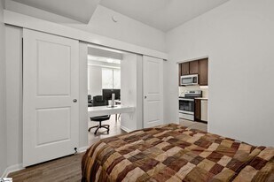 100 E Washington St in Greenville, SC - Building Photo