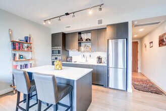 1300 4th St SE, Unit 414 in Washington, DC - Foto de edificio - Building Photo