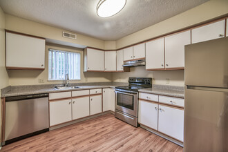 Glenwood Pointe in Twinsburg, OH - Foto de edificio - Building Photo