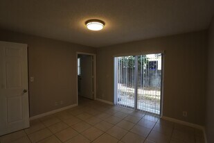 421 Cypress Way W in Palm Springs, FL - Building Photo