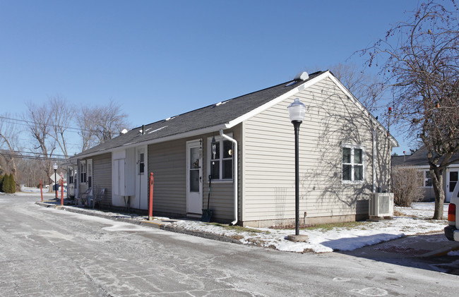 Laurel Court in Suffield, CT - Building Photo - Building Photo