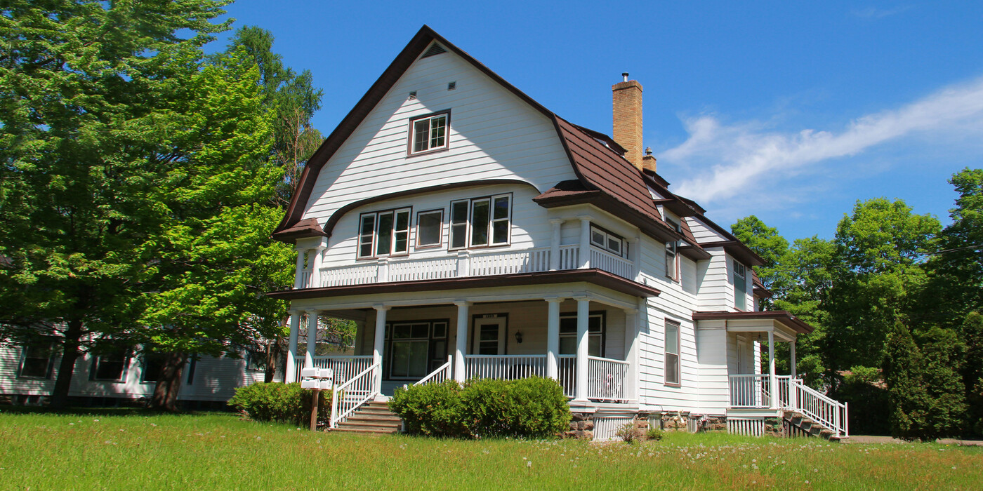 1329 State St in Eau Claire, WI - Foto de edificio