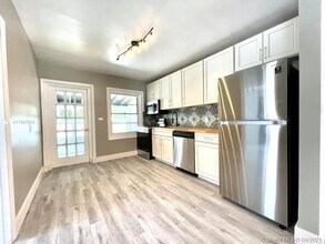 525 NW 91st St in Miami, FL - Building Photo - Building Photo