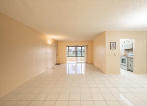 14579 Canalview Dr in Delray Beach, FL - Foto de edificio - Building Photo