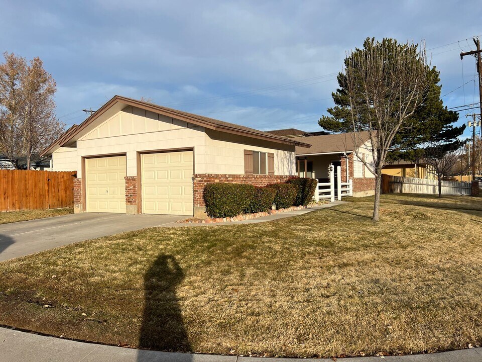 880 Tyler Way in Sparks, NV - Building Photo