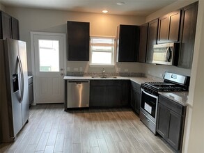 827 Redinger Ridge Dr in Huffman, TX - Building Photo - Building Photo