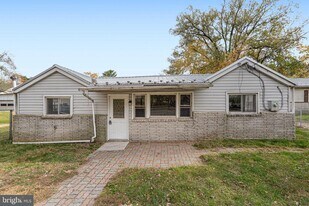 1915 Rettman Ln in Dundalk, MD - Building Photo