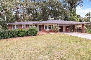 8310 Hilltop Rd in Jonesboro, GA - Building Photo