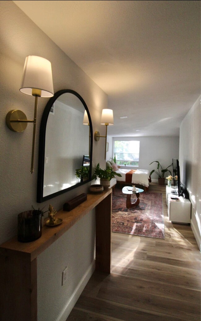 2241 27th St S, Unit Studio Side