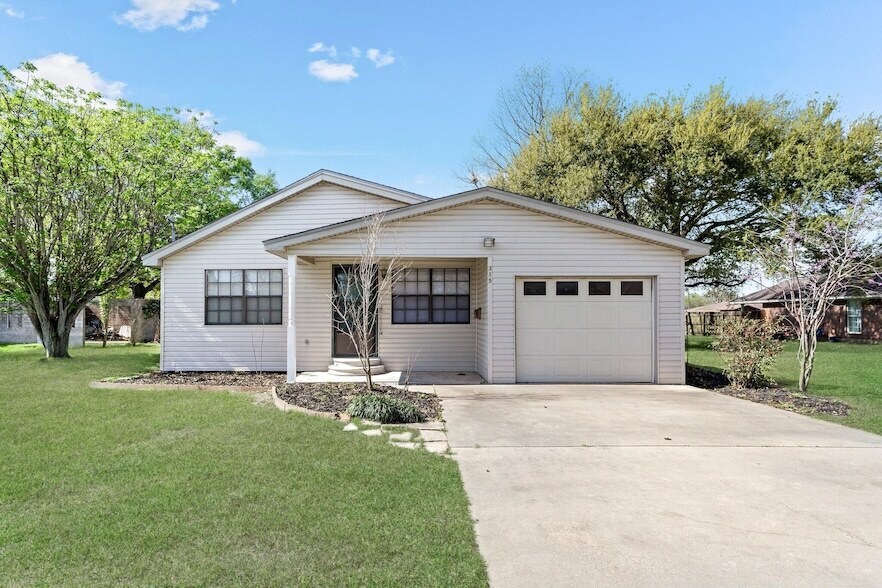315 4th St in Nederland, TX - Building Photo