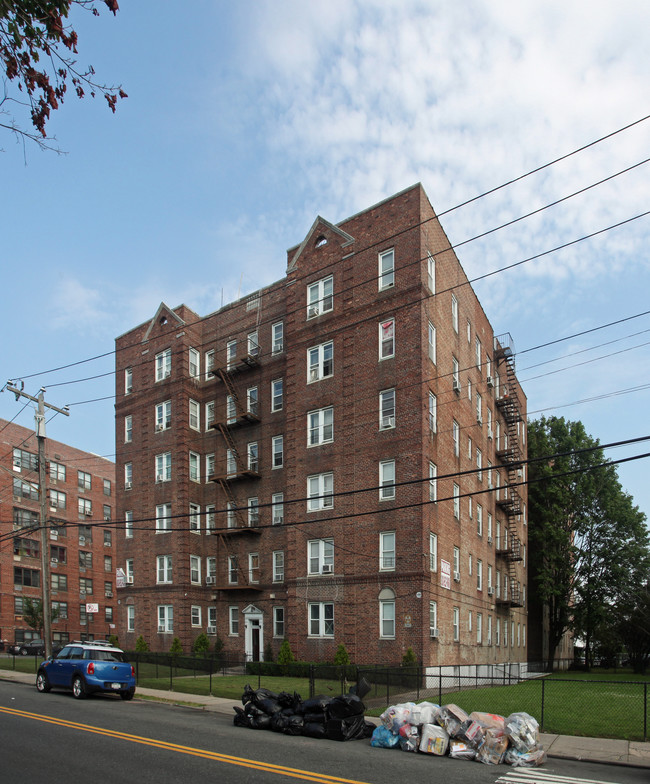 10-12 Nameoke St in Far Rockaway, NY - Foto de edificio - Building Photo