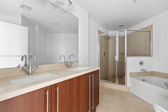 1111 SW 1st Ave, Unit 2525 in Miami, FL - Building Photo - Building Photo