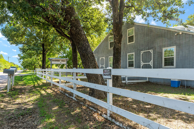 720 Pritchett Ln in Seven Points, TX - Building Photo - Building Photo