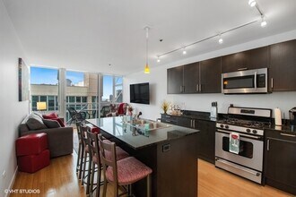 653 N Kingsbury St in Chicago, IL - Foto de edificio - Building Photo