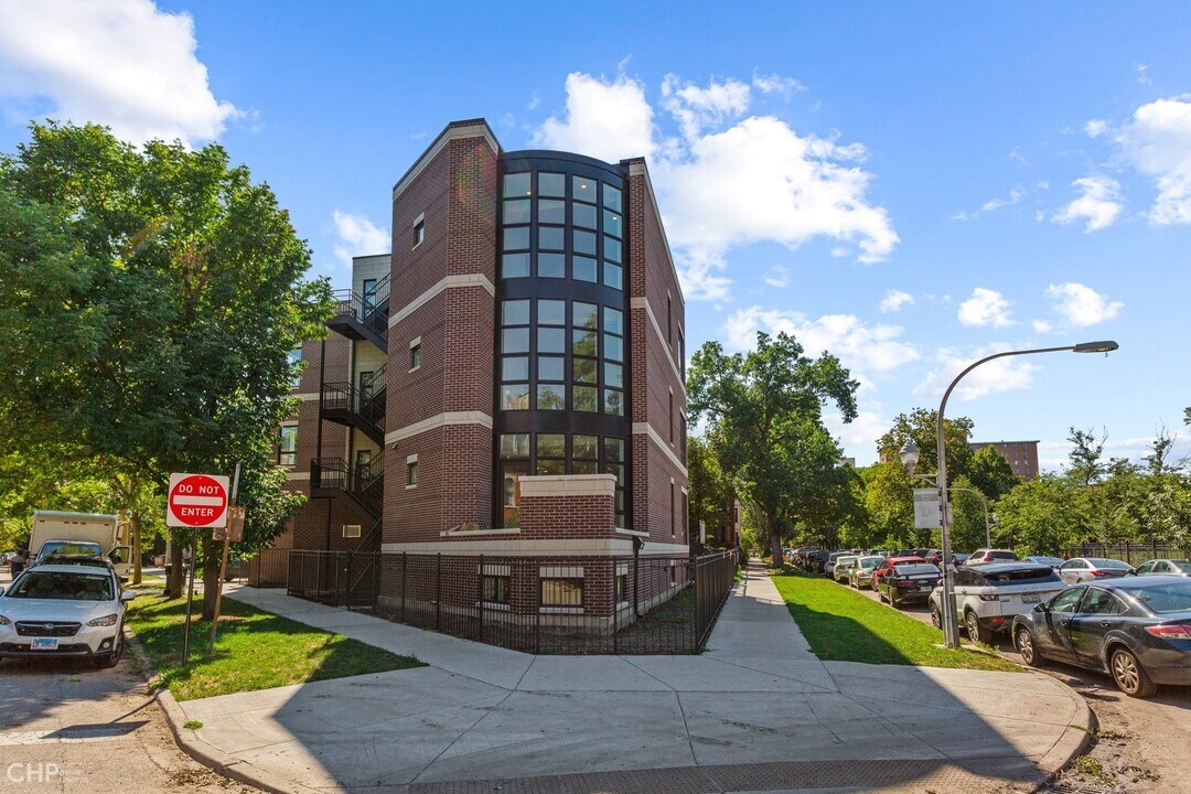 1907 W Schiller St in Chicago, IL - Building Photo