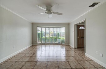823 S Ripple Creek Dr in Houston, TX - Building Photo - Building Photo