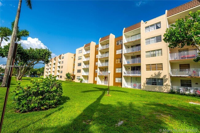 6950 Miami Gardens Dr in Hialeah, FL - Building Photo - Building Photo