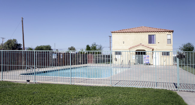 Villa Adelanto Apartments in Adelanto, CA - Foto de edificio - Building Photo