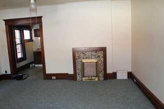 453 W 8th St, Unit Front in Erie, PA - Foto de edificio - Building Photo