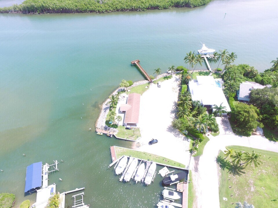 5695 SE Matousek St in Stuart, FL - Building Photo