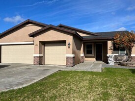 1342 W Banneker St in Hanford, CA - Building Photo