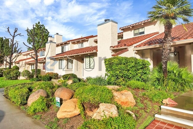 10444 Canoga Ave in Los Angeles, CA - Foto de edificio - Building Photo