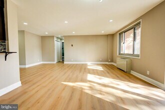 1900 Lyttonsville Rd in Silver Spring, MD - Foto de edificio - Building Photo