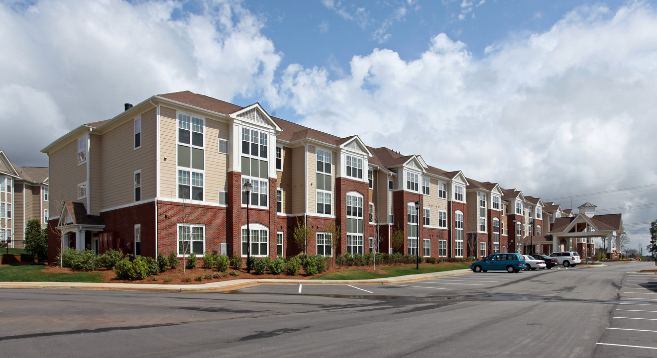 Atria Oakridge in Raleigh, NC - Building Photo