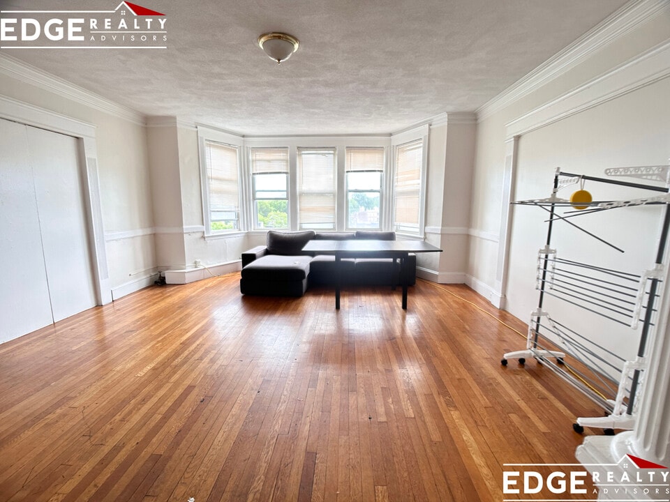 1718 Commonwealth Avenue, Unit 6 in Boston, MA - Foto de edificio