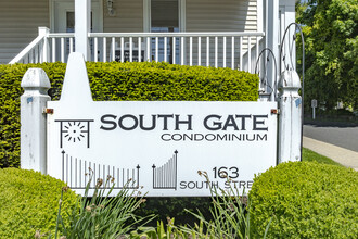 South Gate Condominiums in Danbury, CT - Building Photo - Building Photo