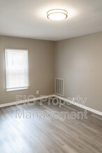 322 Russell Rd in Rockford, TN - Foto de edificio - Building Photo