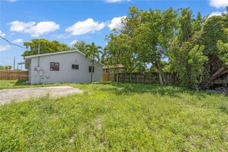 303 NW 7th St, Unit 1-2 in Hallandale Beach, FL - Building Photo - Building Photo