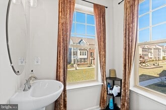 9354 Barnes Lp in Manassas, VA - Foto de edificio - Building Photo