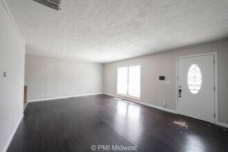 3926 Malibu Dr in Indianapolis, IN - Foto de edificio - Building Photo