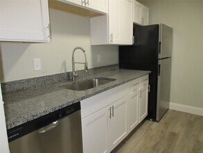 4280 Woodside Dr, Unit 14 in Coral Springs, FL - Building Photo - Building Photo