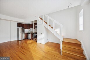 319 S 10th St in Philadelphia, PA - Building Photo