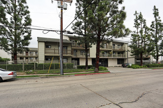 Heninger Village Apartments in Santa Ana, CA - Building Photo - Building Photo