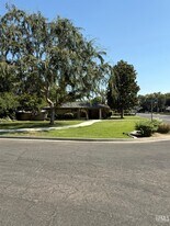 400 Fairway Dr in Bakersfield, CA - Building Photo