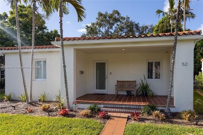 52 Montilla Ave in Coral Gables, FL - Foto de edificio - Building Photo