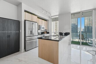 1111 SW 1st Ave, Unit 2420-N in Miami, FL - Foto de edificio - Building Photo